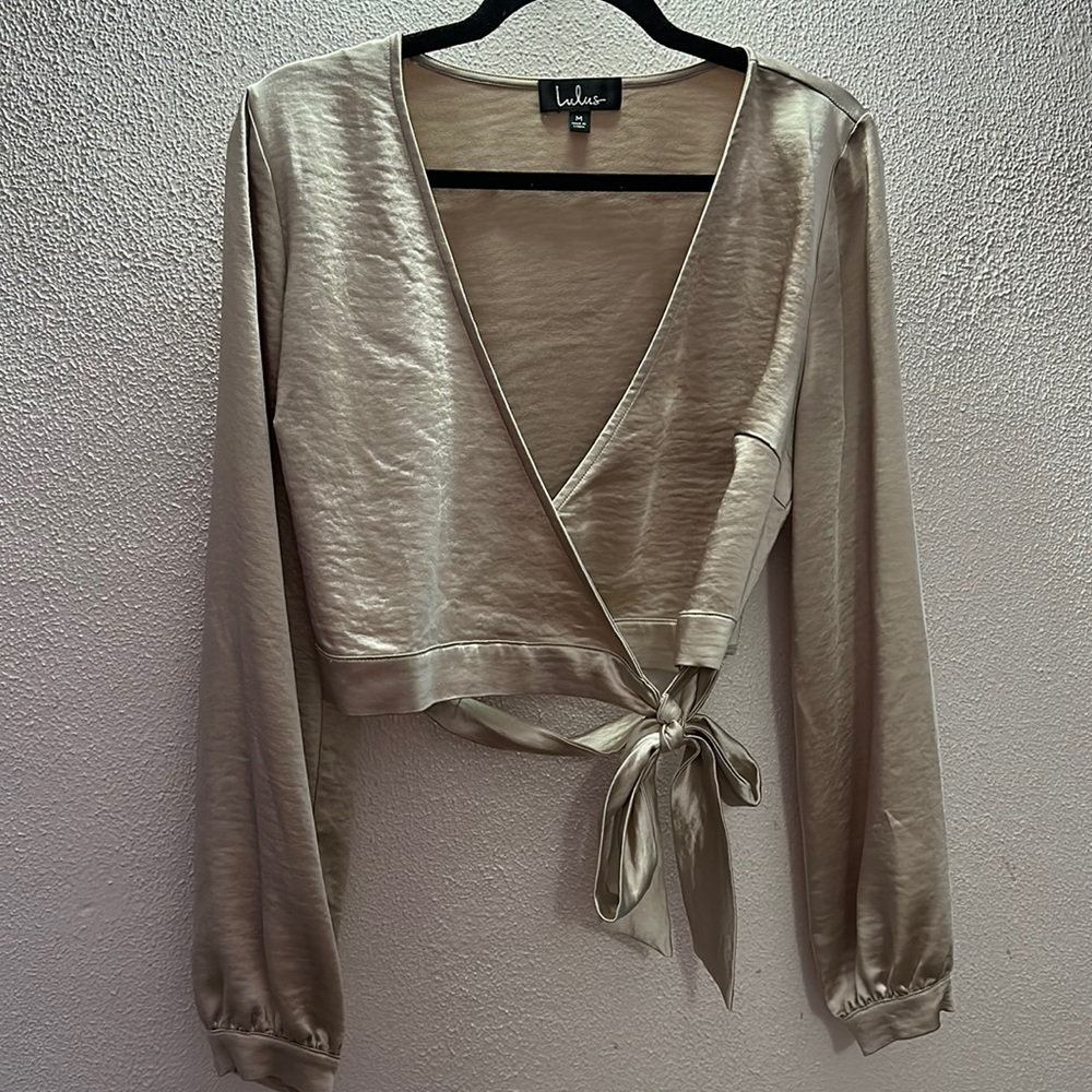Lulu’s cropped satiny wrap top, size S